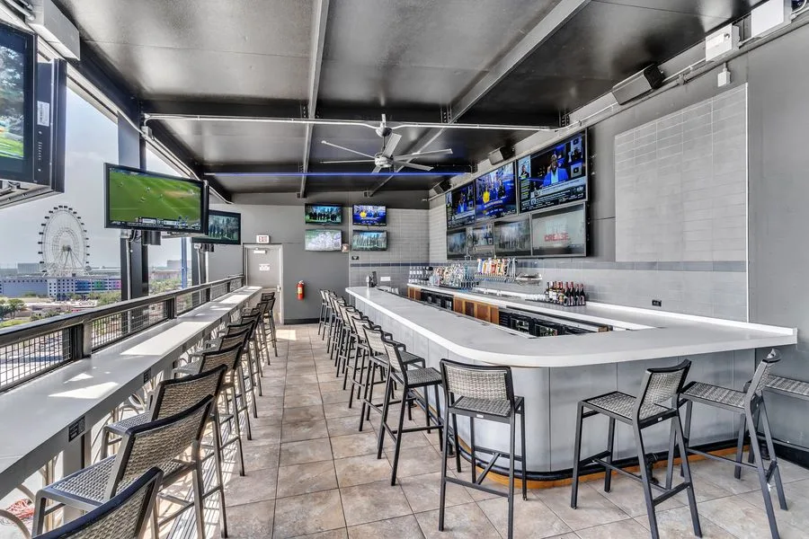 Torcida no Tom's Watch Bar na estreia do Brasil na Copa 2026